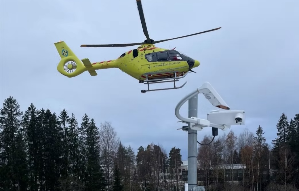 Air ambulance helicopter approaching a hospital rooftop equipped with a SafeSky ground station receiver